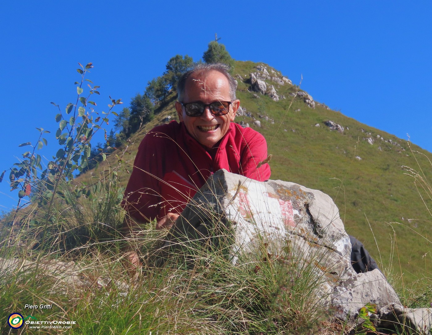 01 Sopra la mia testa la croce del Monte Gioco (1366 m).JPG